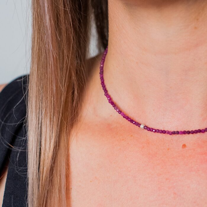 Choker fin cu rubin fațetat purtat la gât, în fotografia originală friends call me zen